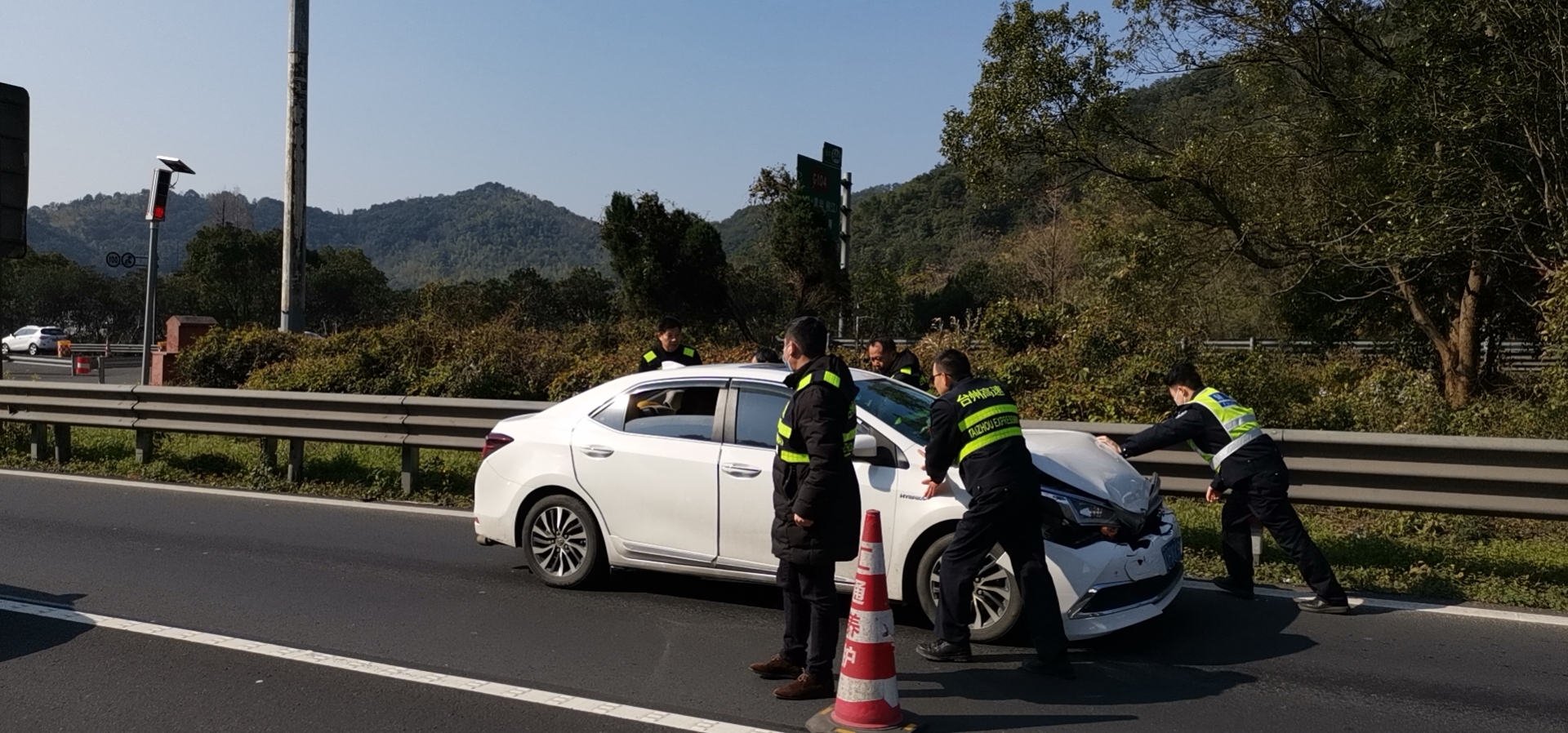 1644304541495104.jpg 2月5日二車(chē)追尾事故車(chē)現(xiàn)場(chǎng)毛洪迅.jpg