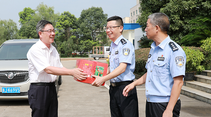 陳文波帶隊(duì)慰問(wèn)臺(tái)州高速交警支隊(duì).jpg