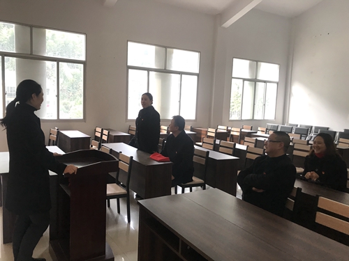 2各黨員在紀念館紅色講堂上,暢談此次觀后感=.jpg
