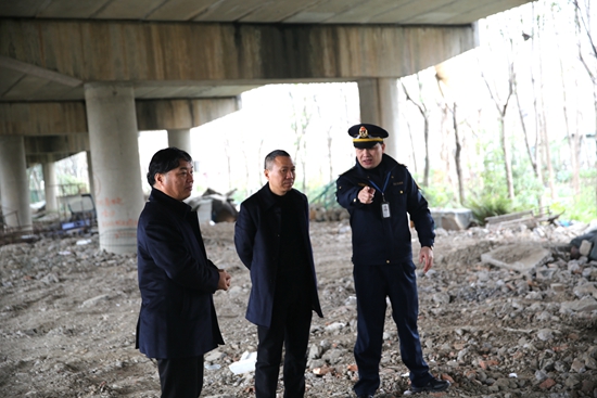 張總在查看橋下空間_副本_副本.jpg