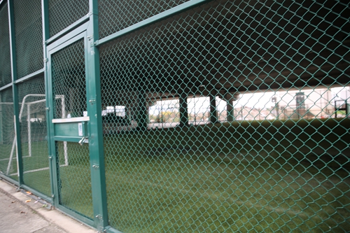 橋下空間改建的足球場_副本.jpg