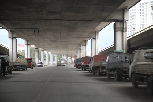 橋下空間改建的停車場_副本.jpg