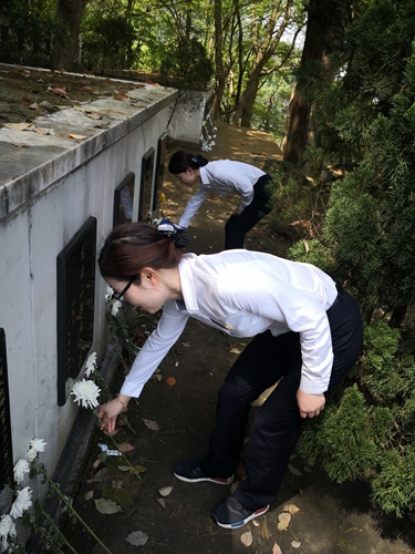 圖為敬獻(xiàn)鮮花_副本.jpg